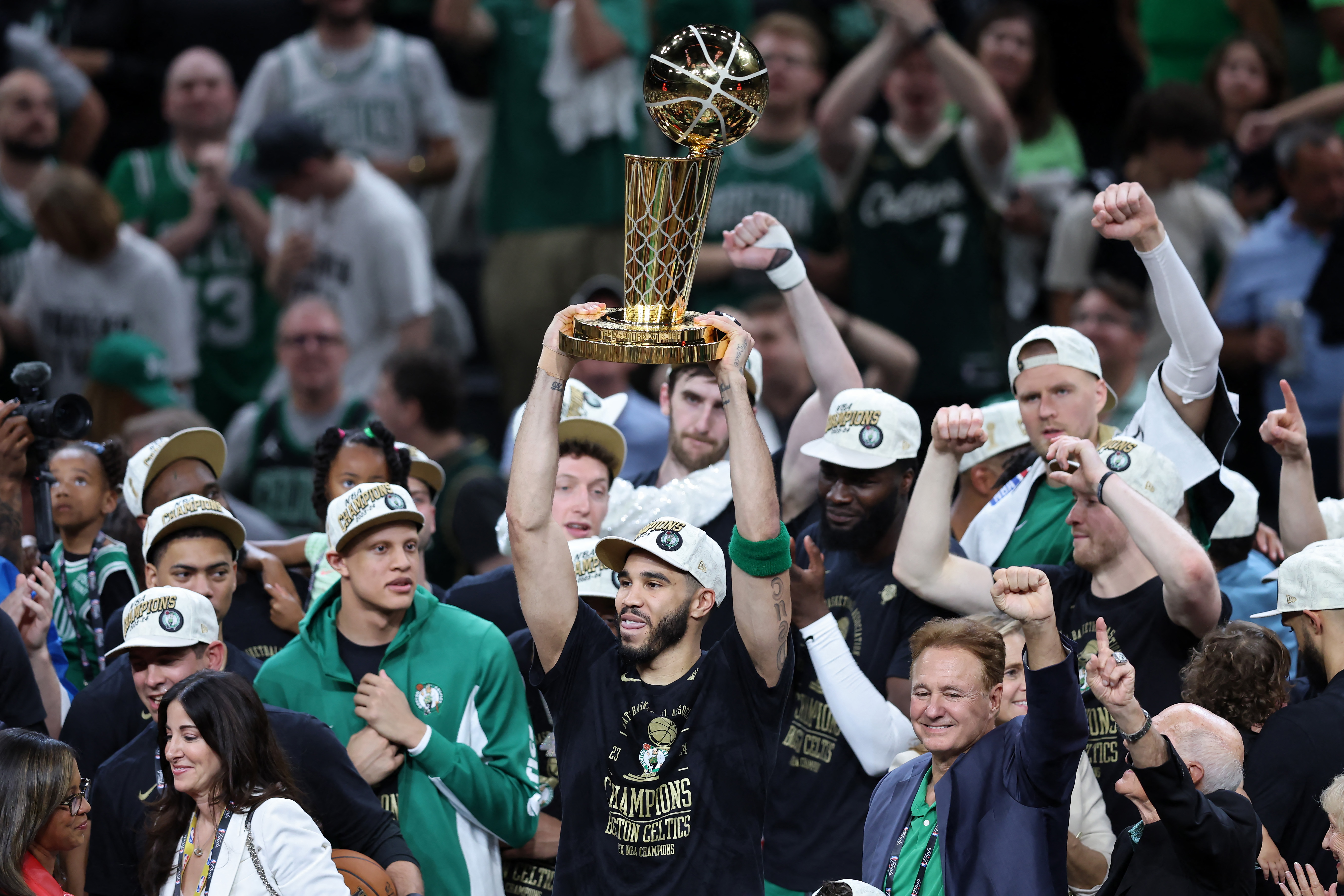 Jayson Tatum levanta el trofeo de campeón de la NBA.