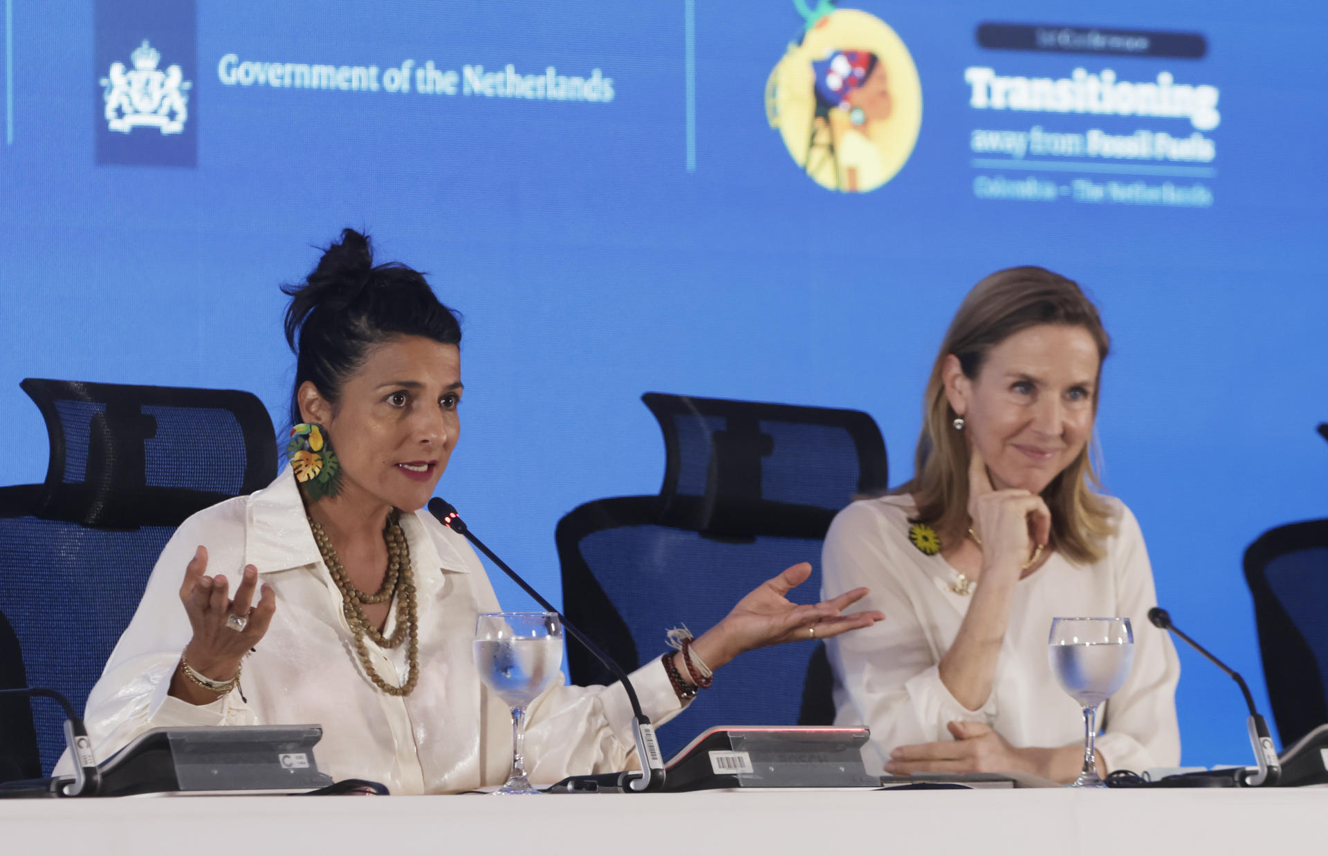 AME7842. SANTA MARTA (COLOMBIA), 29/04/2026.- La ministra de Ambiente y Desarrollo sostenible de Colombia, Irene Vélez (i), habla junto a la ministra de Política Climática y Crecimiento Verde de Países Bajos, Stientje van Veldhoven, durante la plenaria de clausura de la primera Conferencia para la Transición más allá de los Combustibles Fósiles este miércoles, en Santa Marta (Colombia). "Me gustaría anunciar el día de hoy que la segunda conferencia se va a llevar a cabo en 2027 y va a ser presidida por Tuvalu e Irlanda. Esto es una expresión del equilibrio, de la diversidad y la colaboración, de la capacidad para llegar a acuerdos y la necesidad para hacerlos juntos", expresó Vélez. EFE/ Ricardo Maldonado Rozo