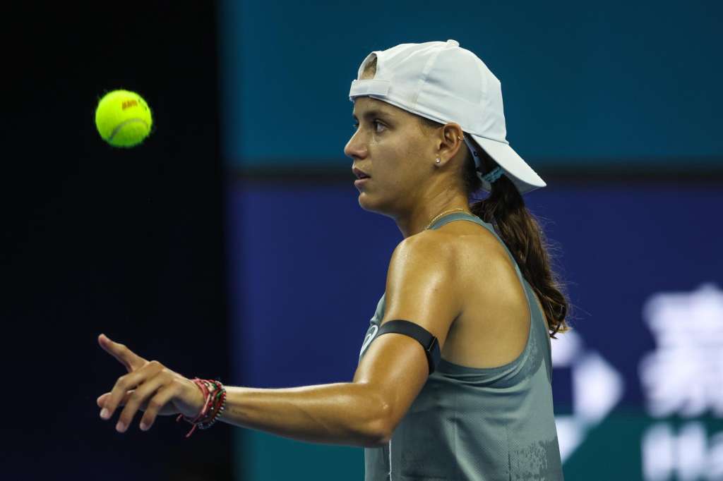 BEIJING (China), 27/09/2025.- Emiliana Arango of Colombia gestures during women's singles round of 64 match against Zheng Qinwen of China at the China Open tennis tournament in Beijing, China, 27 September 2025. (Tenis) EFE/EPA/WU HAO