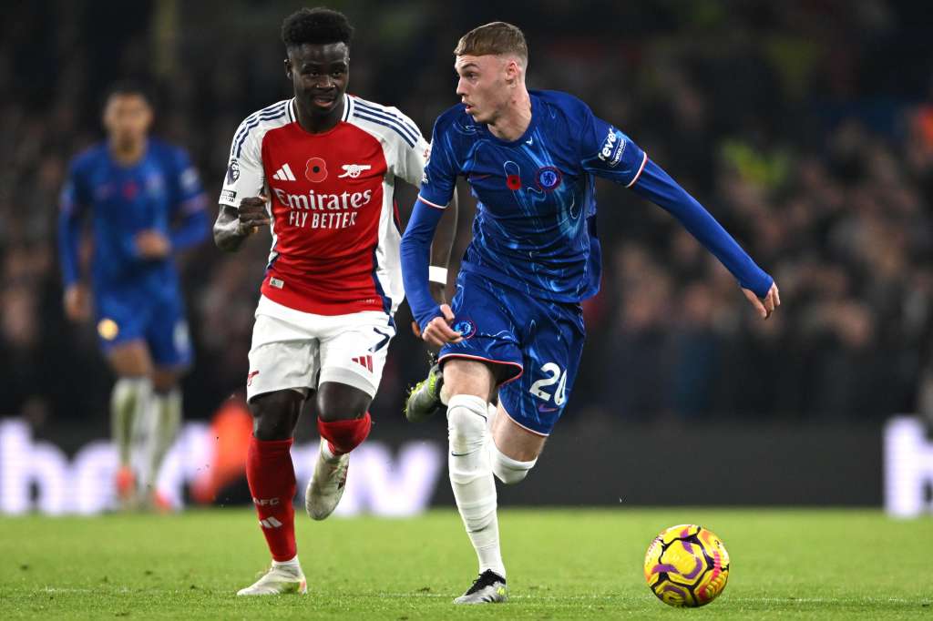 London (United Kingdom), 09/11/2024.- Chelsea's Cole Palmer (R) and Arsenal's Bukayo Saka (L) in action during the English Premier League match between Chelsea FC and Arsenal FC, in London, Britain, 10 November 2024. (Reino Unido, Londres) EFE/EPA/DANIEL HAMBURY EDITORIAL USE ONLY. No use with unauthorized audio, video, data, fixture lists, club/player publications.