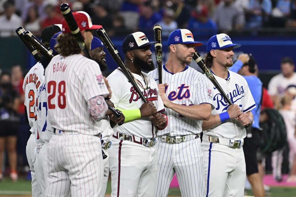 Arlington (United States), 15/07/2024.- MLB Home Run contestants (R-L), Kansas City Royals Bobby Witt Jr., New York Mets Pete Alonzo, Atlanta Braves Marcell Ozuna, Texas Rangers Adolis Garcia, and Philadelphia Phillies Alec Bohm line up after introductions during the T-Mobile Home Run Derby in Arlington, Texas, USA, 15 July 2024. Not shown are Baltimore Orioles Gunnar Henderson, Cleveland Guardians Jose Ramirez, Los Angeles Dodgers Teoscar Hernandez. The Home Run Derby is part of the MLB All-Star events before the 2024 MLB All-Star Game on 16 July. (Nueva York, Filadelfia) EFE/EPA/GERALD LEONG