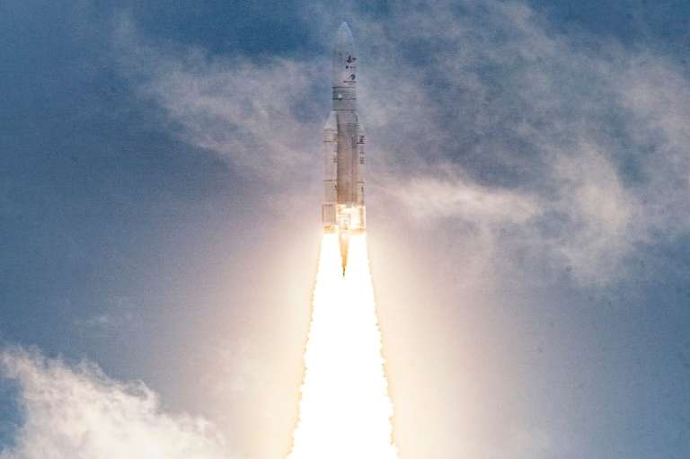 El cohete Ariane 5 de Arianespace se lanza con el telescopio espacial James Webb de la NASA a bordo, el sábado 25 de diciembre de 2021, desde la zona de lanzamiento ELA-3 del puerto espacial europeo en el Centro Espacial de la Guayana en Kourou, Guayana Francesa.