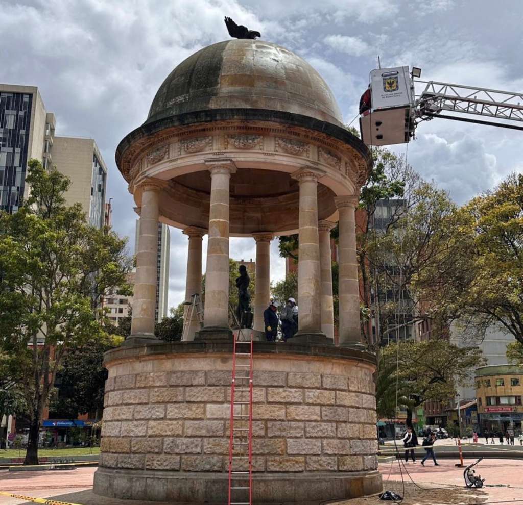 Especialistas del IDPC y del Cuerpo Oficial de Bomberos restauraron el Templete al Libertador tras años de acumulación de suciedad y biodeterioro.