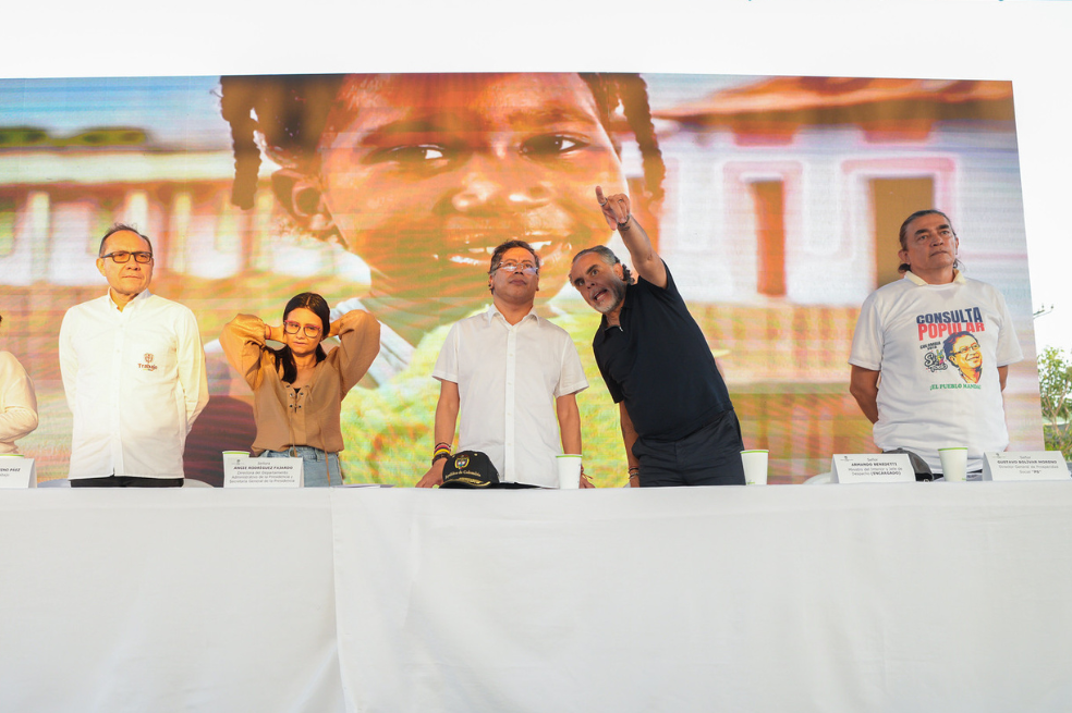 El presidente Gustavo Petro instaló los comités por el sí el jueves en Soledad (Atlántico), acompañado de Antonio Sanguino (mintrabajo), Angie Rodríguez (directora DAPRE), Armando Benedetti (mininterior) y Gustavo Bolívar (Director de Prosperidad Social).