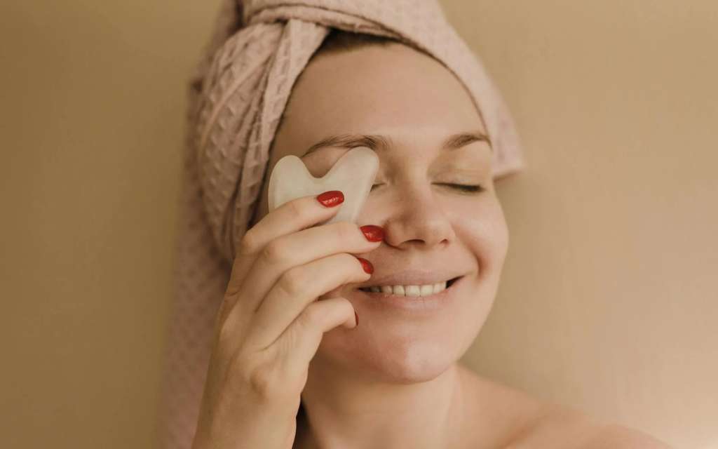La piedra Gua Sha es una técnica milenaria que ayuda para cuidar la estética de tu rostro.