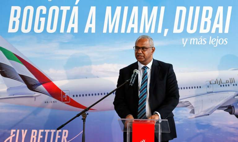 AME2025. BOGOTÁ (COLOMBIA), 05/06/2024.- El vicepresidente ejecutivo de Ventas de Pasajes y Gestión de Países de la aerolínea Emirates, Nabil Sultan, habla este miércoles en el aeropuerto El Dorado en Bogotá (Colombia). La aerolínea Emirates dio el pistoletazo de salida para su nueva ruta entre Dubái y Bogotá con escala en Miami, un "momento histórico" que refuerza las relaciones entre Colombia y Emiratos Árabes Unidos (UAE) y que supone la "primera gran conexión entre Oriente Medio y el norte de Sudamérica". EFE/ Mauricio Dueñas Castañeda