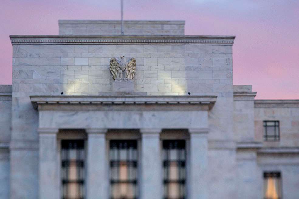 En la foto, el edificio de la Reserva Federal de EE.UU., entidad que generaría un “apretón” en la economía afectando los préstamos que se hacen en dólares en los mercados emergentes. / Bloomberg