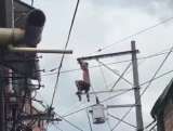 Un hombre que huía de la Policía murió tras subirse a un poste y recibir descarga eléctrica