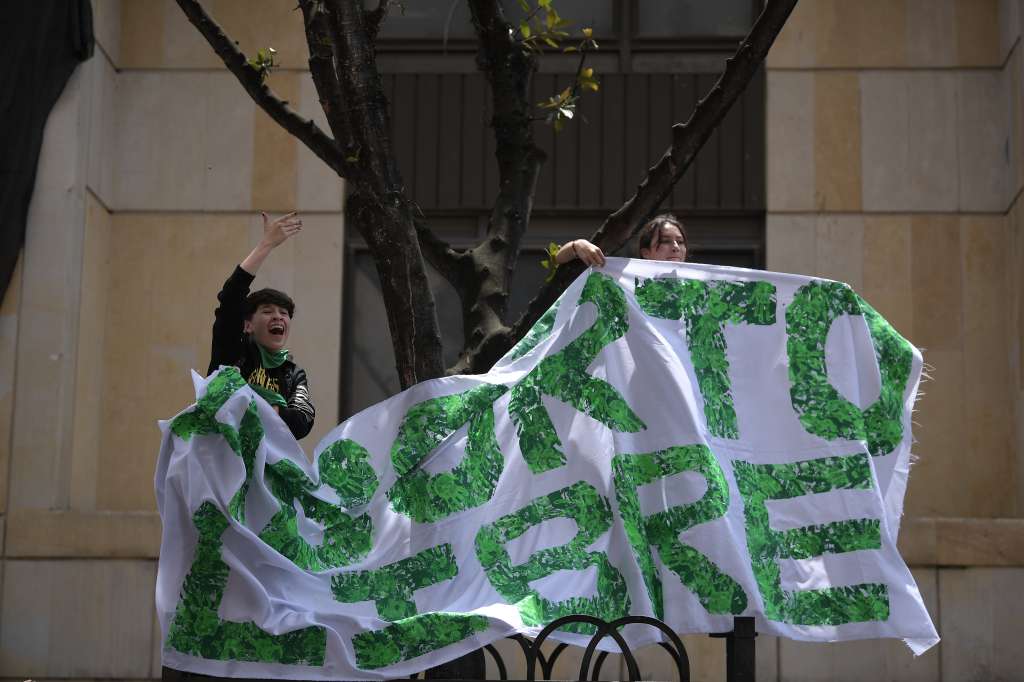 Manifestaciones de grupos a favor y en contra del aborto, realizado a las afueras del Palacio de Justicia en apoyo a sus movimientos, mientras se lleva a cabo el debate en la Corte Constitucional.