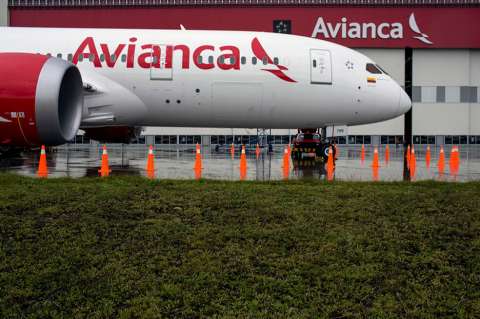 Avianca busca frenar tormenta renegociando bonos por más del 50% de la emisión