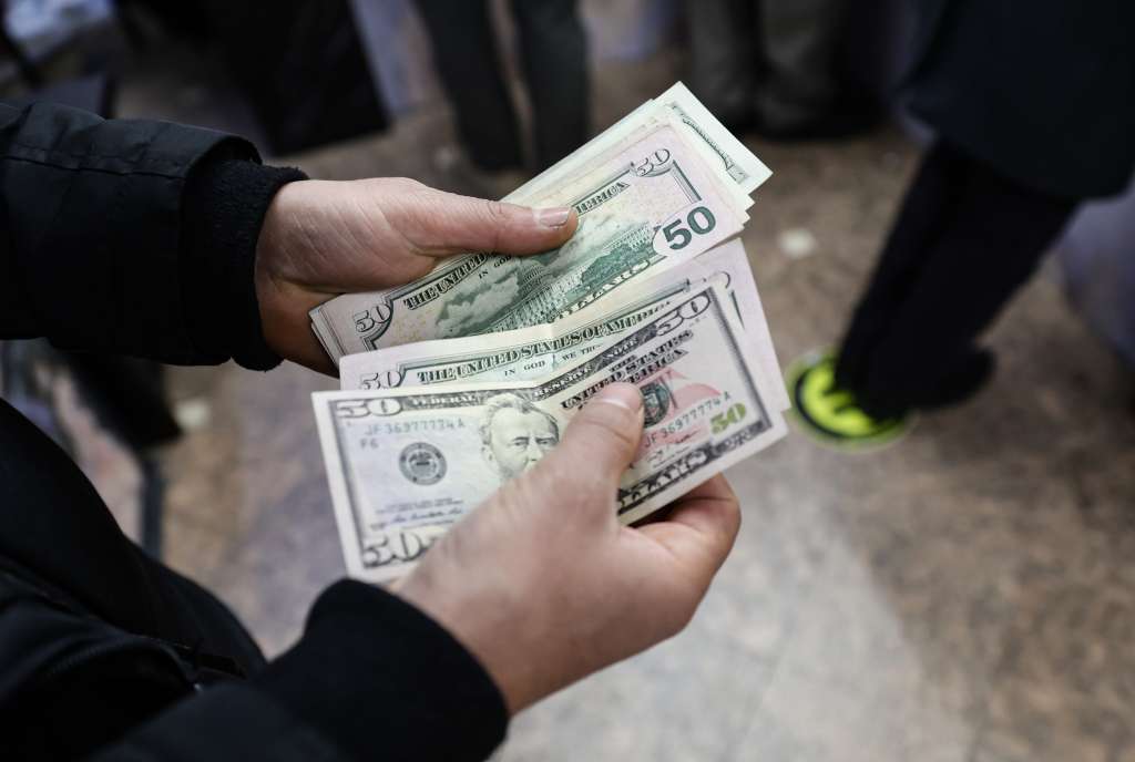 Istanbul (Turkey), 27/11/2024.- A man shows fifty-dollar bills after his request to convert US Dollars to Turkish lira was rejected at an exchange office, at the Grand Bazaar in Istanbul, Turkey, 27 November 2024. According to Board member of the Foreign Exchange Bureaus Associations (TUYEMDER), Mustafa Unver the authorized exchange offices temporarily stopped buying and selling 50- and 100-dollar bills after an alert of counterfeit dollar bills circulating in Turkey, adding that money counting machines and ATMs cannot detect the counterfeit nature of these banknotes. (Turquía, Estanbul) EFE/EPA/ERDEM SAHIN