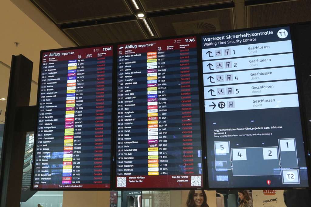 BERLÍN, 10/03/2025.- Panel informativo que muestra las cancelaciones de vuelos, este lunes en el aeropuerto de Berlín. La huelga convocada en once de los principales aeropuertos alemanes ha provocado hasta ahora la cancelación de 127 vuelos de los 382 programados para este lunes entre España y Alemania, según ha informado Aena en su cuenta X.Se trata de los aeropuertos germanos de Múnich, Stuttgart, Fráncfort, Colonia/Bonn, Düsseldorf, Dortmund, Hannover, Bremen, Hamburgo, Berlín-Brandeburgo y Leipzig-Hall.EFE/ Lucas Rubio Albizu
