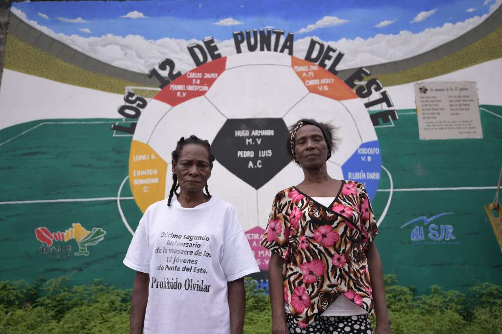 Bolivia Aramburo y Regina Valencia perdieron a sus hijos en la masacre de Punta del Este (Buenaventura) que ocurrió el 19 de abril de 2005 y en la que asesinaron a 12 jóvenes de la región. / Mauricio Alvarado - El Espectador