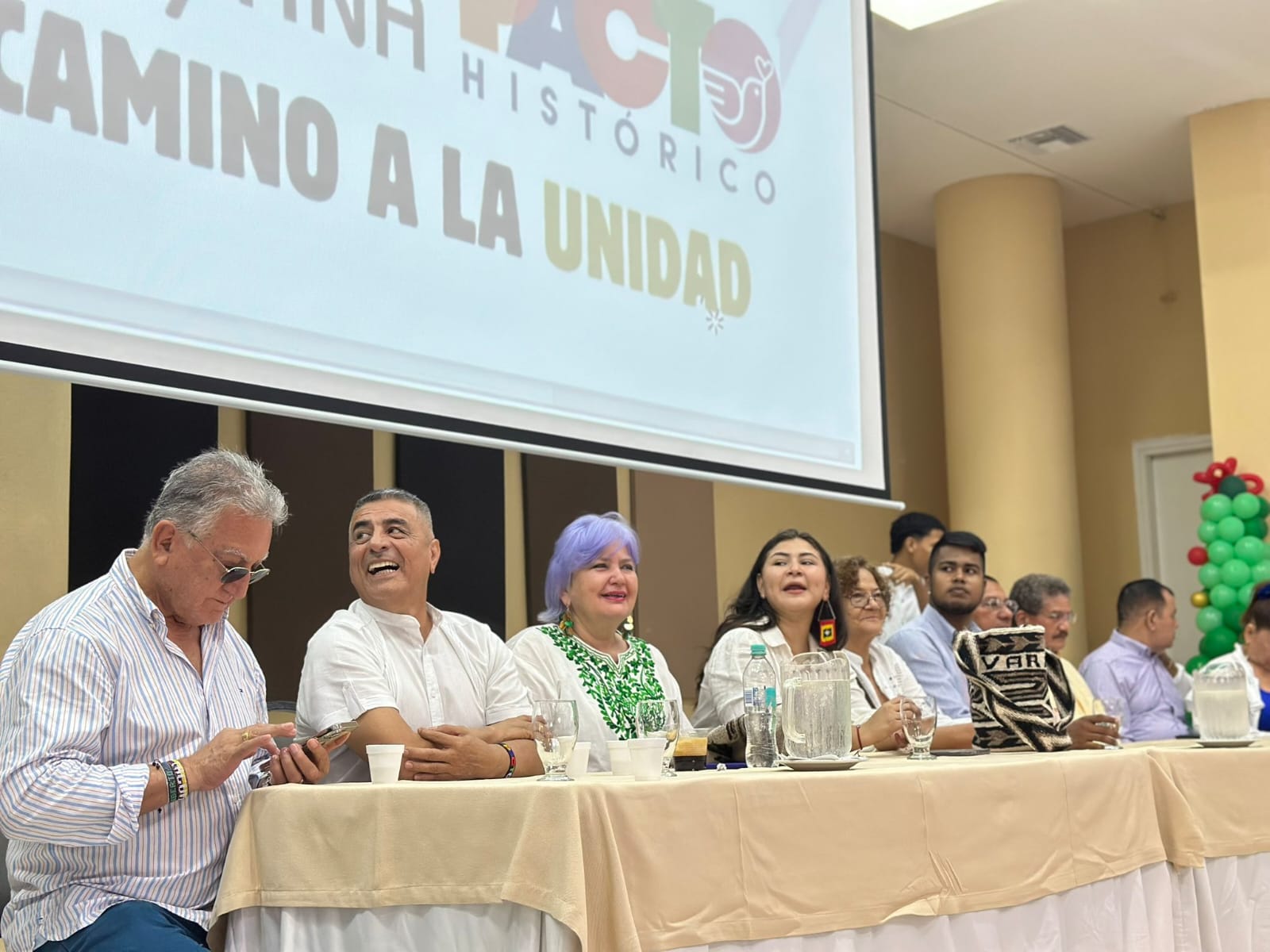 La senadora y presidenta de Colombia Humana (afiliados al Pacto), Gloria Flórez, acompañada por el diputado del Valle y vicepresidente de esa vertiente, Ferney Lozano, invitaron a los partidarios y miembros afiliados del movimiento al proceso. @FerneyLozanoC