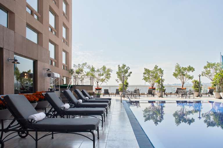 El hotel cuenta con piscina al aire libre con maravillosas vistas a la ciudad.
