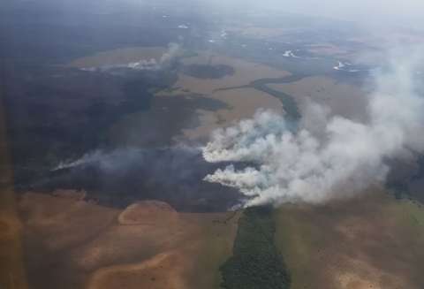 Así buscan extinguir del todo el incendio en El Tuparro