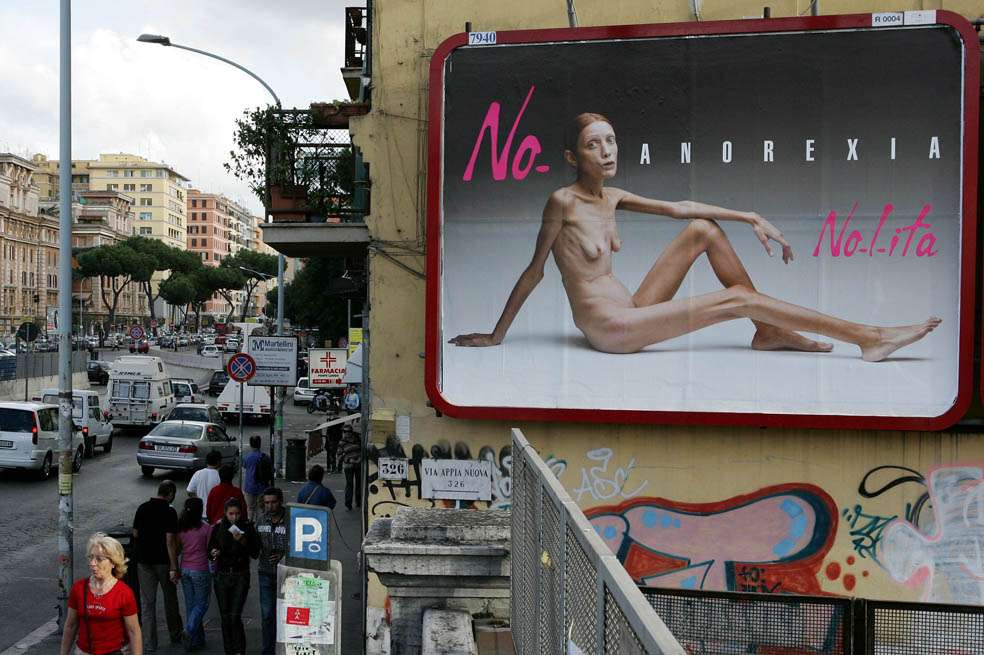 Isabelle Caro en el anuncio publicitario de la marca Nolita, 2007. / AFP