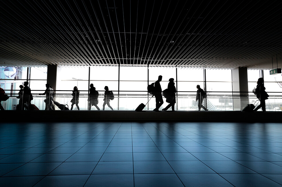 Pasajeros en terminal aérea.