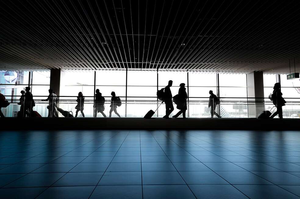 Pasajeros en terminal aérea.