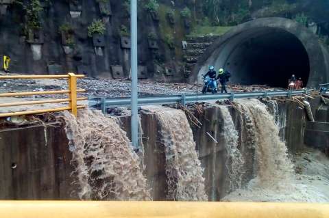 Vía al Llano no se abre hasta que se garantice tránsito seguro