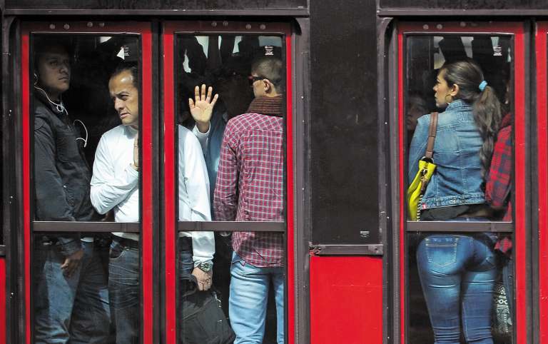 Denuncian que sujeto, puñal en mano, intentó raptar a una joven en Transmilenio