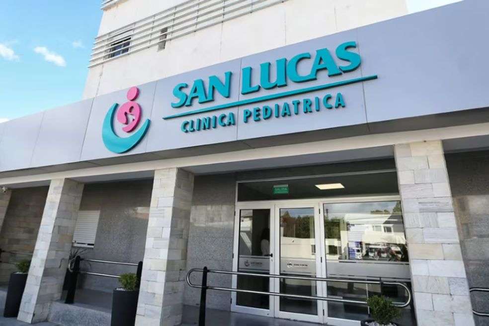 La Clínica San Lucas en Neuquén, Argentina, informó de la muerte del niño de tres años que ingresó por sofocamiento, luego de que sus padres lo abandonaran en un carro.