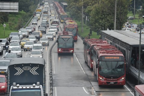 Un colombiano pierde 49 horas al año en trancones