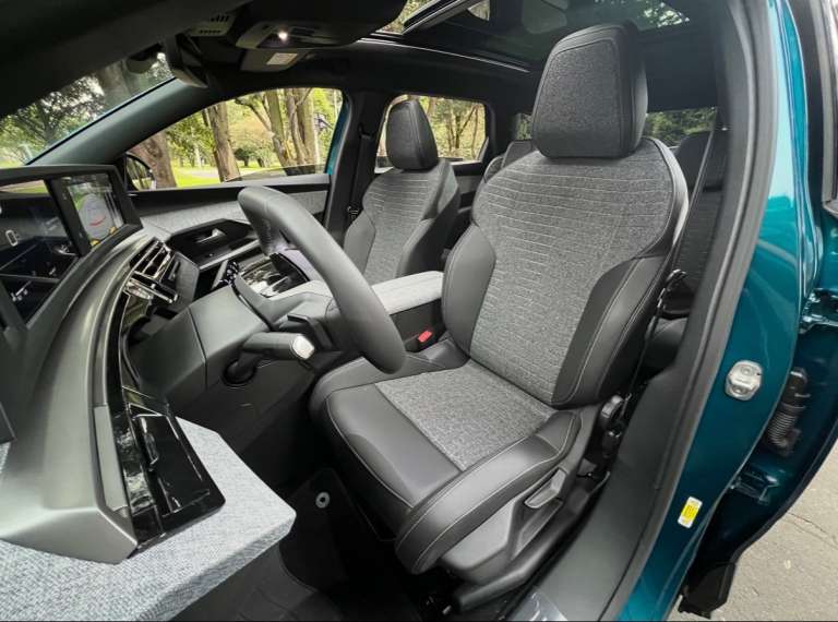 En la cabina del Peugeot 5008 se encuentra un punto de carga inalámbrico, techo panorámica corredizo de un toque y asientos en TEP negros con tonos gris claro y oscuro.