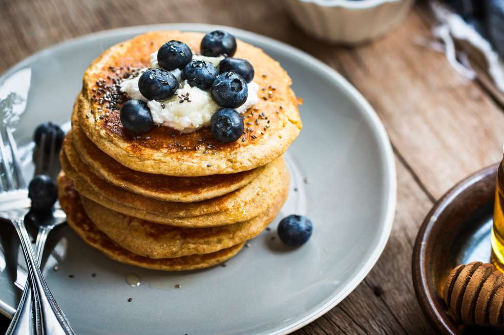 Disfruta de unos deliciosos pancakes y una torta de avena con este sencillo paso a paso.