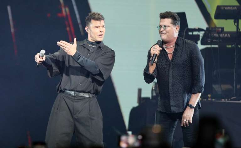 En su primer concierto en Bogotá, Ricky Martin recibió a su colega el colombiano Carlos Vives y juntos cantaron ‘Canción Bonita’.