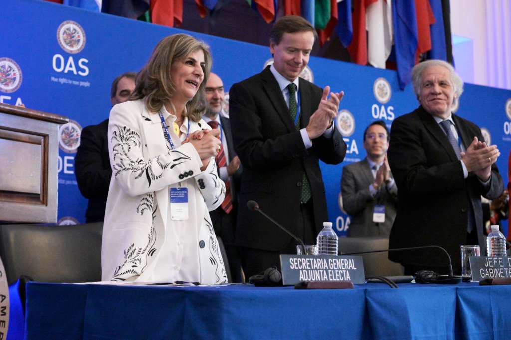 USA2410. WASHINGTON (ESTADOS UNIDOS), 05/05/2025.- La diplomática colombiana Laura Gil (i) celebra su elección como secretaria general adjunta de la Organización de los Estados Americanos (OEA), convirtiéndose en la primera mujer en ocupar el segundo cargo más alto del organismo este lunes, en Washington (Estados Unidos). EFE/ Lenin Nolly