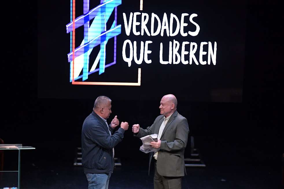 El concejal Armando Acuña (izq.) le entregó a Carlos Antonio Lozada un libro con las memorias de su secuestro, en Huila, en 2009.