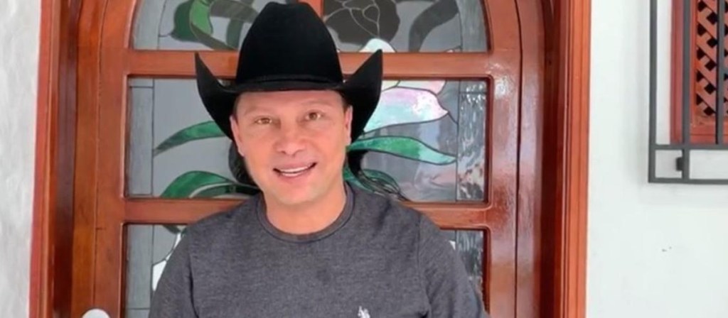 Molesto con la situación, Giovanny Ayala contó que fue demandado porque, al parecer, una mujer quiso acabar con su vida escuchando sus canciones. ¡Aquí los detalles!