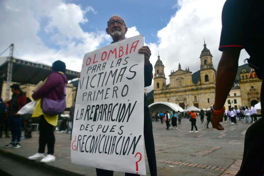 Evento en la Plaza de Bolívar para conmemorar y no olvidar a  las víctimas del conflicto armado en Colombia.