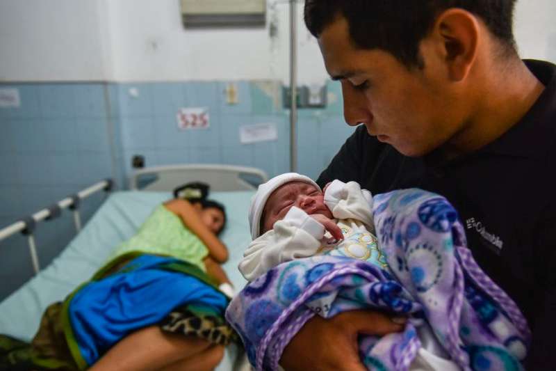 La crisis económica en el país llegó a tal punto, que el Centro de Documentación y Análisis para los Trabajadores de Venezuela (Cenda) advirtió en febrero de este año que el salario mínimo solo alcanzaba para el 0,3 % de la canasta básica familiar / AFP