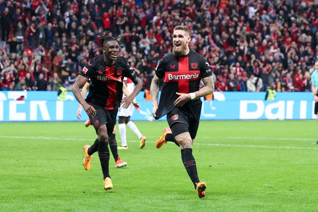 Leverkusen (Germany), 27/04/2024.- Leverkusen's Robert Andrich celebrates with teammates after scoring 2-2 during the German Bundesliga soccer match between Bayer 04 Leverkusen and VfB Stuttgart in Leverkusen, Germany, 27 April 2024. (Alemania) EFE/EPA/CHRISTOPHER NEUNDORF CONDITIONS - ATTENTION: The DFL regulations prohibit any use of photographs as image sequences and/or quasi-video.