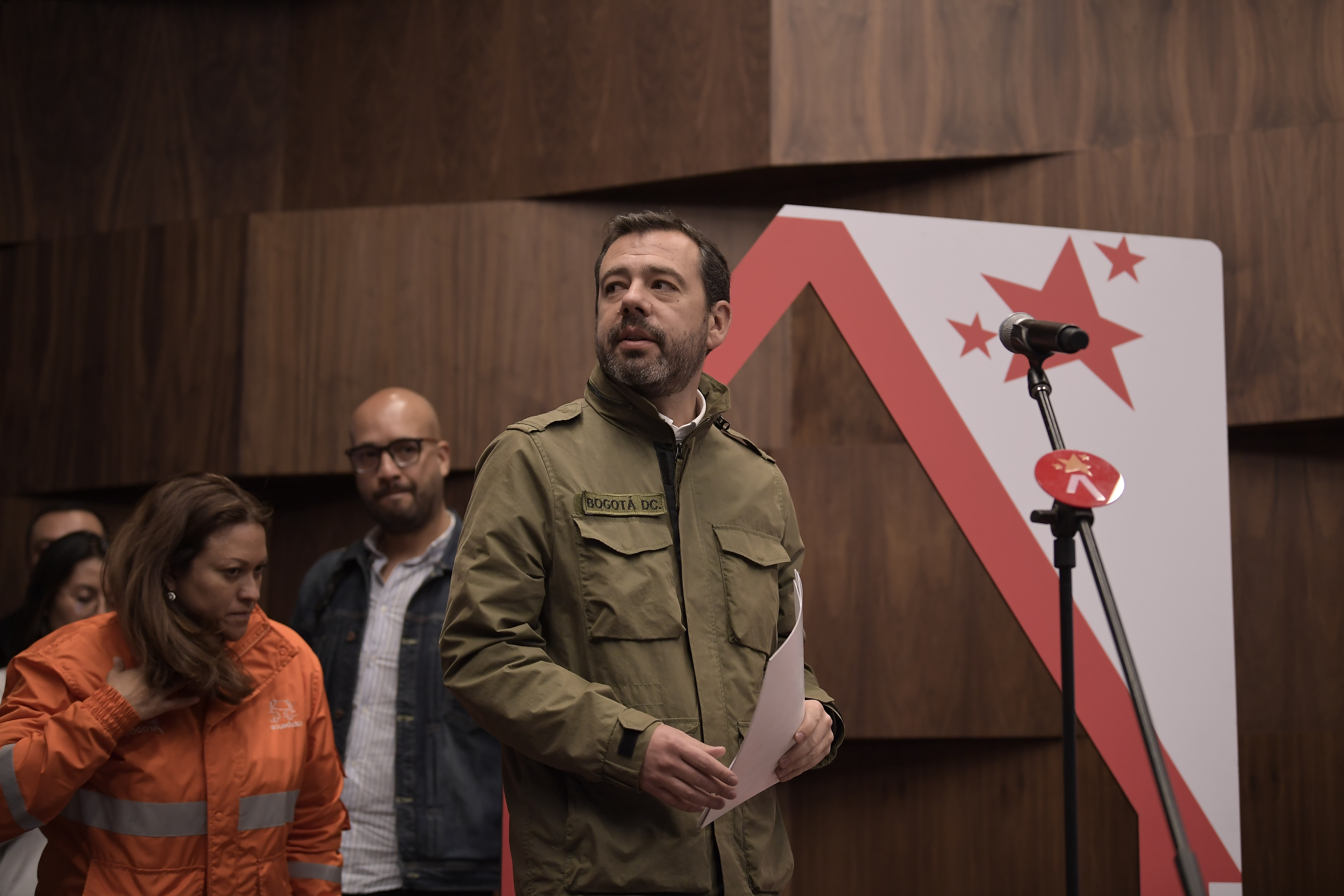 Carlos Fernando Galán, alcalde de Bogotá y Natasha Avendaño, gerente del Acueducto de Bogotá, anunciando un endurecimiento del racionamiento de agua en la capital, debido a que las lluvias y la reducción del consumo han estado por debajo de lo esperado.