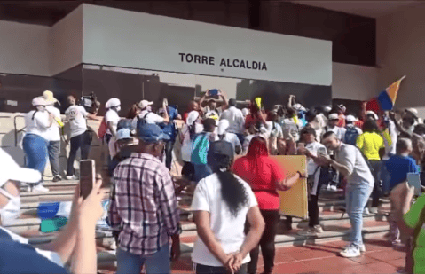 Líderes de los comedores comunitarios de Cali protestaron frente a la Alcaldía