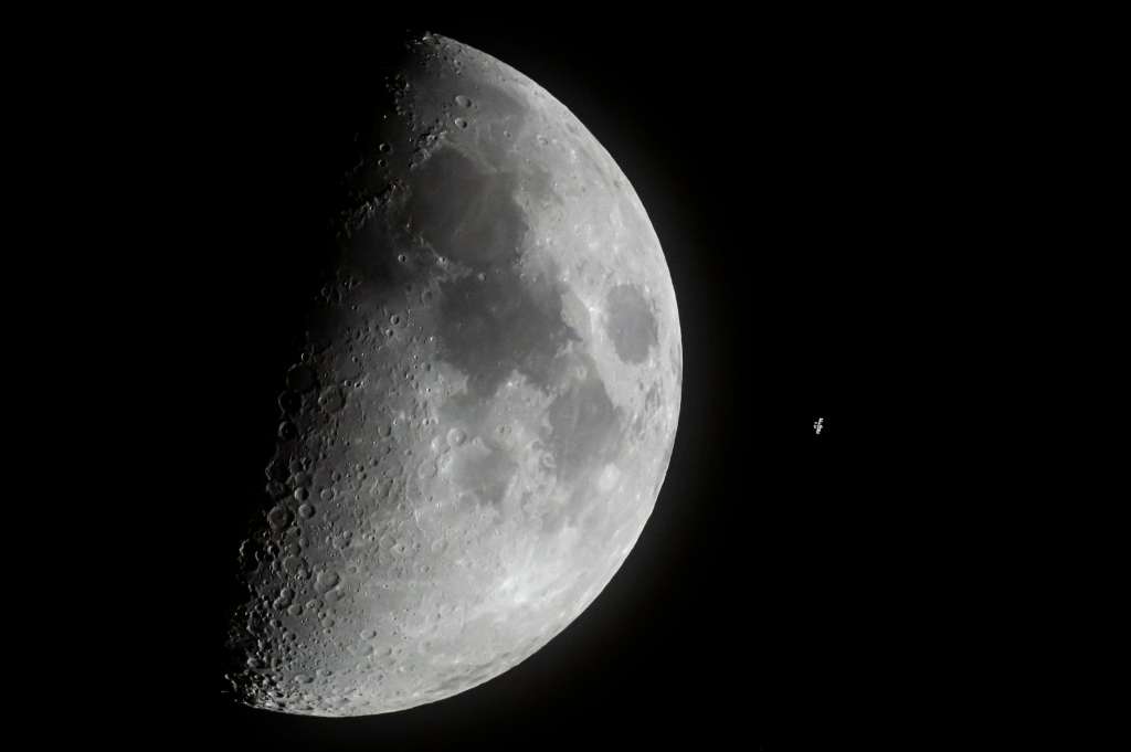 Buzitka (Hungría), 29/03/2023.- La Estación Espacial Internacional (ISS) pasa frente a la Luna, en esta fotografía tomada cerca de Buzitka, al sur de Eslovaquia, ayer 29 de marzo de 2023, (fotografía difundida hoy 30 de marzo de 2023). EFE/Peter Komka PROHIBIDO SU USO EN HUNGRÍA