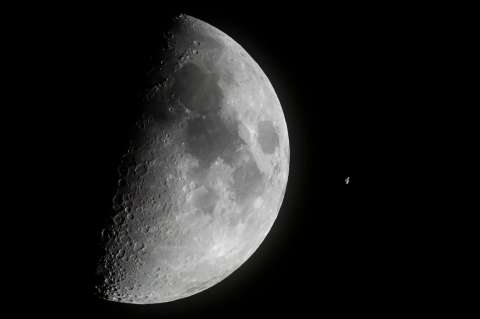 Detectaron el posible origen de un movimiento “regular y repetitivo” en la Luna
