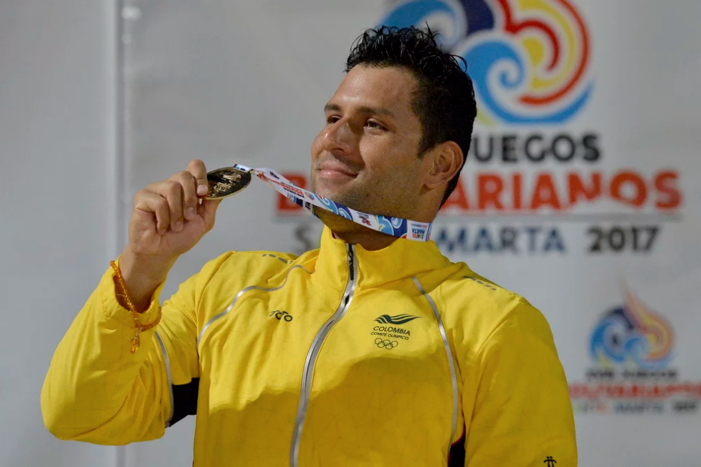 El nadador bogotano Omar Pinzón tuvo una noche brillante y se alzó con dos medallas de oro tras ganar una prueba individual y otra en equipo.