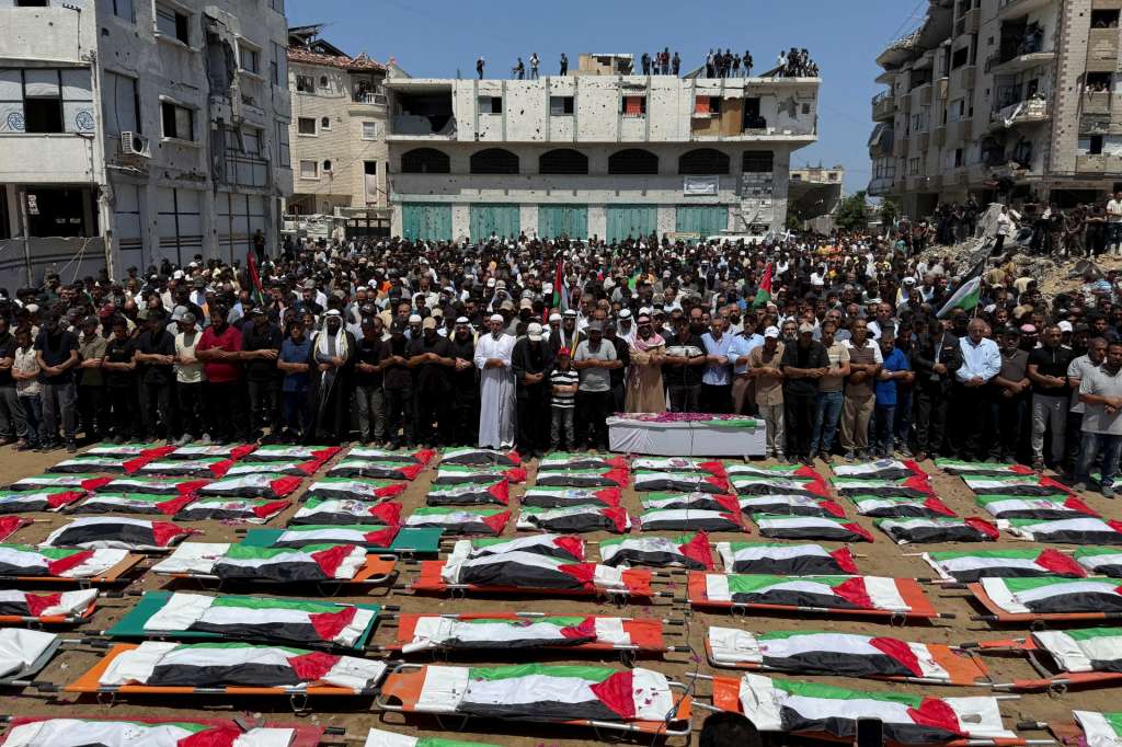 CIUDAD DE GAZA, 04/08/2026.- La ciudad de Gaza fue testigo este martes del entierro masivo de 112 miembros de una misma familia, incluidos niños, mujeres, hombres y ancianos, cuyos cadáveres fueron recuperados de entre los escombros después de que el Ejército israelí bombardeara sus casas hace dos años y ocho meses. EFE/ Ahmad Awad