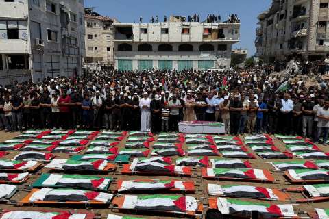 Gaza entierra a 112 miembros de una familia asesinados en un bombardeo israelí