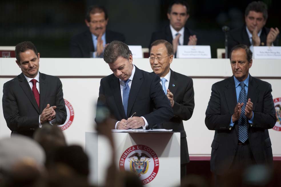 El presidente Juan Manuel Santos junto al secretario general de Naciones Unidas, Ban Ki-moon, en la firma de la Ley de Víctimas en junio de 2011. /AFP