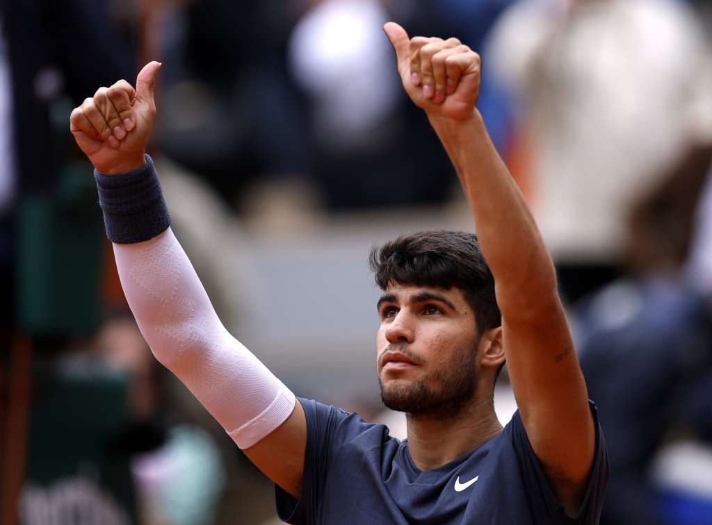 Paris (France), 01/06/2024.- Carlos Alcaraz of Spain reacts after winning his Men's Singles 4th round match against Felix Auger-Aliassime of Canada during the French Open Grand Slam tennis tournament at Roland Garros in Paris, France, 02 June 2024. (Tenis, Abierto, Francia, España) EFE/EPA/YOAN VALAT