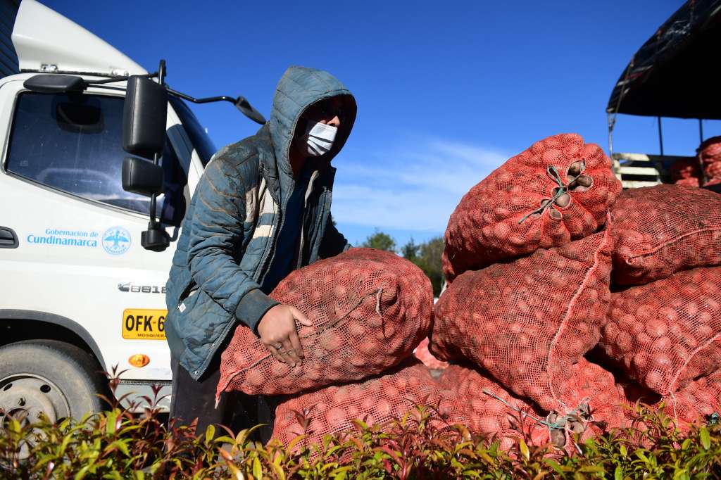 Campesinos venden sus productos sobre la vía Bogotá-Tunja, durante la pandemia