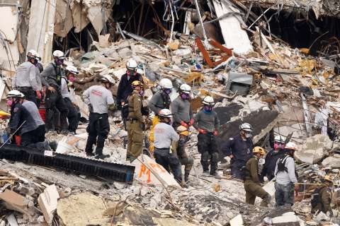 Entre escombros y vacíos estrechos, así va la peligrosa labor de rescate en Miami