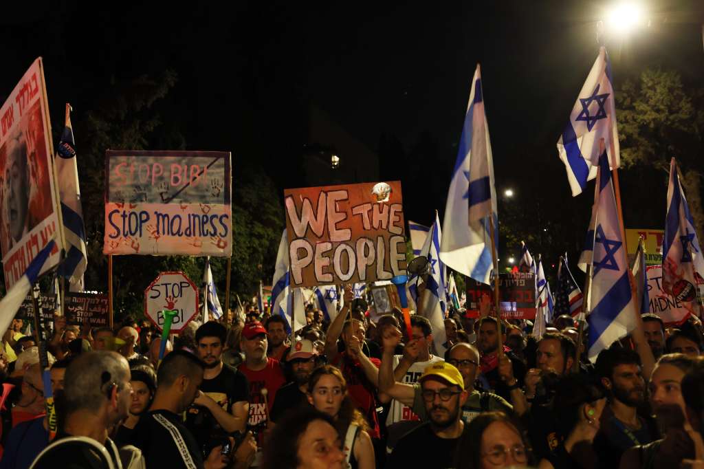 Jerusalem (-), 27/06/2024.- Protesters outside the residence of Israeli Prime Minister Benjamin Netanyahu in Gaza Street, Jerusalem, 27 June 2024. More than 37,000 Palestinians and over 1,400 Israelis have been killed, according to the Palestinian Health Ministry and the Israel Defense Forces (IDF), since Hamas militants launched an attack against Israel from the Gaza Strip on 07 October 2023, and the Israeli operations in Gaza and the West Bank which followed it. (Protestas, Jerusalén) EFE/EPA/ATEF SAFADI