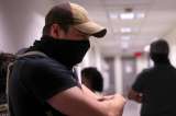 Agentes enmascarados en los pasillos: el miedo se apodera de la comunidad migrante