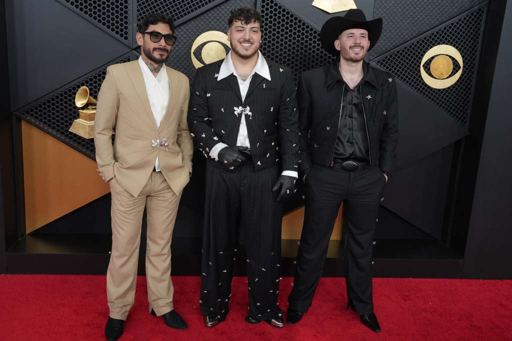 AME770. LOS ÁNGELES (ESTADOS UNIDOS), 01/02/2026.- Integrantes de la agrupación mexicana El Grupo Frontera posan este domingo, en la alfombra roja de la 68º edición de los premios Grammy en Los Ángeles (Ca, EE.UU.). EFE/ Octavio Guzmán